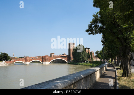 Vue de la rivière Adige, le Ponte Scaligero et du Castelvecchio de la promenade le long de l'Rigaste San Zeno, Vérone, Italie Banque D'Images