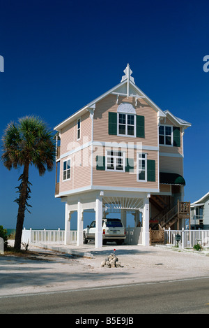 Une maison moderne près de la plage de la côte du golfe du Mexique, ville de Bradenton Beach, au sud de Tampa, Floride, USA, Amérique du Nord Banque D'Images