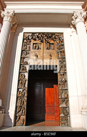 Porte de bronze spectaculaire de la cathédrale au 14ème siècle la belle hilltown fortifiée historique de Jesi, le Marches, Italie Banque D'Images