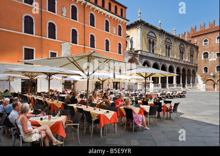 Caffe restaurant Dante dans La Piazza dei Signori (avec la Loggia del Consiglio et Palazzo degli Scaligero derrière), Vérone, Italie Banque D'Images