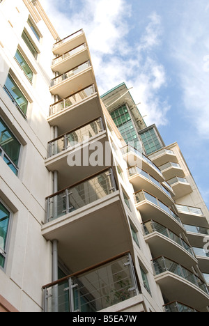 Une image à retrouver dans un bloc moderne de Londres appartements avec un ciel bleu au-dessus des nuages Banque D'Images