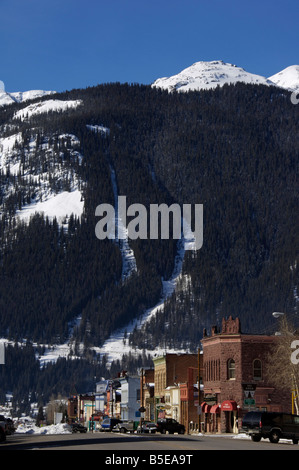 Rue principale ci-dessous Silverton pistes de ski dans l'Ouest sauvage de l'ancienne ville minière d'argent de Silverton, Colorado, USA, Amérique du Nord Banque D'Images