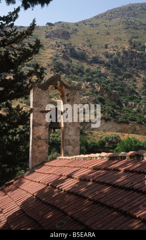Clocher d'une petite chapelle dans la province de Chania Crète Grèce Banque D'Images