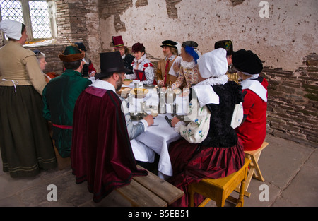 Reenactors recréer le début de période jacobin à Tretower cour près de Crickhowell Powys Pays de Galles du Sud Banque D'Images