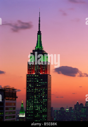 L'Empire State Building illuminé à la tombée de la Manhattan New York États-Unis d'Amérique Amérique du Nord Banque D'Images