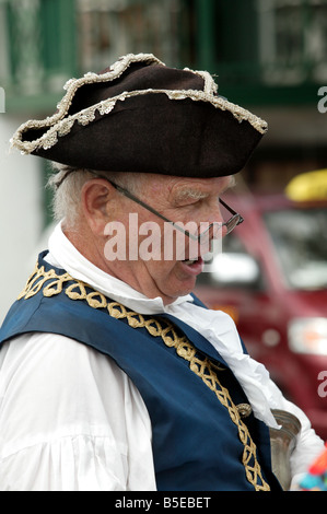 Close-up du crieur en action près de la Place du Roi, St George's, au cours d'une reconstitution historique d'une fonction Ducking Banque D'Images