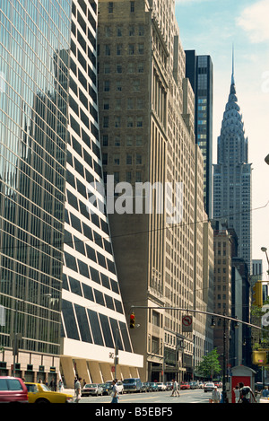 La grâce s'appuyant sur la 42e rue, avec le Chrysler Building derrière, Manhattan, New York City, USA Banque D'Images