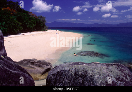 Nudey Beach sur l'île de Fitzroy est un des plus populaires dans spots baignade far north Queensland Banque D'Images