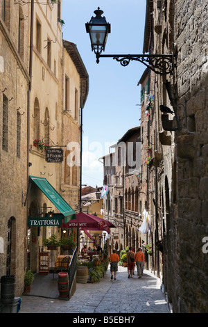 Cafe dans une rue dans la vieille ville, Volterra, Toscane, Italie Banque D'Images