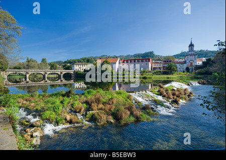 Le Portugal, le Minho, Arcos de Valdevez, le Rio Vez, pont et une partie de la vieille ville Banque D'Images