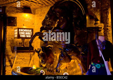 Londres Camden Stables , marché , marché entrée avec tunnel de chevaux Chevaux de bronze métallique caractéristique sculpture Banque D'Images