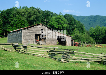 Ancienne grange en bois sur la vieille ferme en communauté pionnière à la Cades Cove, Great Smoky Mountains National Park, California, USA Banque D'Images