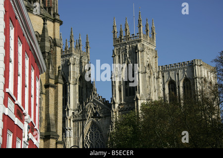 Ville de York, en Angleterre. Vue rapprochée de la cathédrale de York façade ouest et de clochers. Banque D'Images