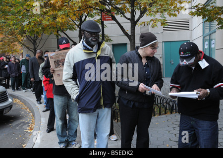 Une longue file d'électeurs dans le Lower Manhattan attendu pour voter à l'élection présidentielle américaine le 4 novembre 2008. Banque D'Images