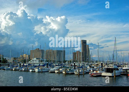 Les formations de nuages spectaculaires au coucher du soleil au centre-ville de Corpus Christie et voiliers du port de plaisance Banque D'Images