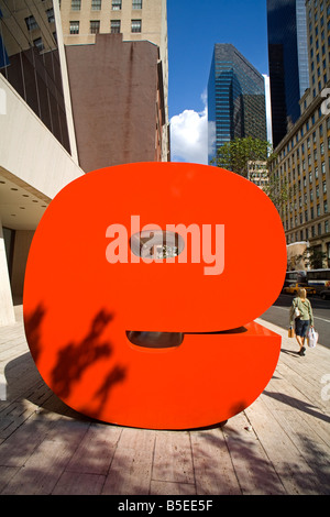 Ivan Chermayeff's Red 9 sculpture, Nine West 57th Street, Manhattan, New York City, New York, USA, Amérique du Nord Banque D'Images