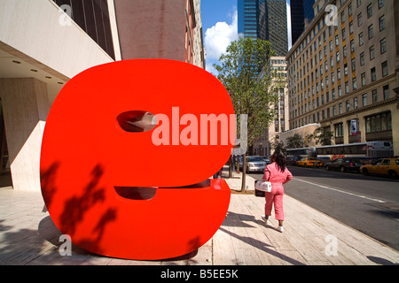 Ivan Chermayeff's Red 9 sculpture, Nine West 57th Street, Manhattan, New York City, New York, USA, Amérique du Nord Banque D'Images