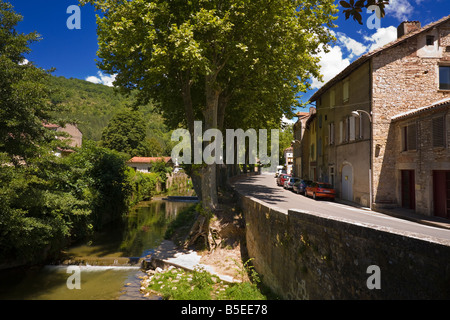 Petit ruisseau passe à côté de la route, à Saint Antonin Noble Val, Tarn et Garonne, France Europe Banque D'Images