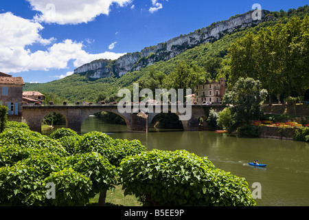 Le pont à Saint Antonin Noble Val et la rivière Aveyron avec le Roc d'Anglars, Tarn et Garonne. France, Europe Banque D'Images