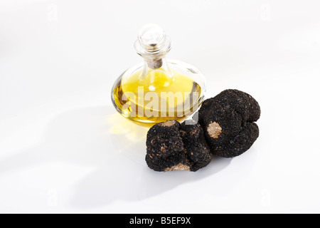 Truffes noires et une bouteille d'huile, elevated view Banque D'Images