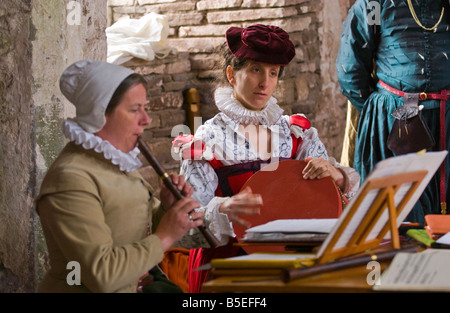 Reenactors recréer la musique et de la danse du début à la période jacobéen Tretower cour près de Crickhowell Powys Pays de Galles du Sud Banque D'Images