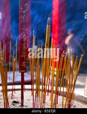 Close-up de bâtonnets d'encens brûlant, la pagode Thien Hau, temple bouddhiste chinois, Ho Chi Minh Ville (Saigon), Vietnam, Indochine Banque D'Images