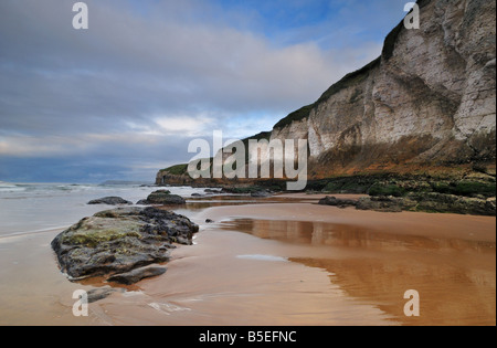 Plage de Whiterocks dans Portrush, l'Irlande du Nord au coucher du soleil Banque D'Images