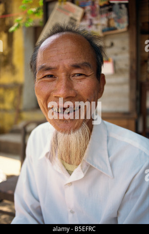 Portrait of a smiling man avec une barbe mais quelques dents au Vietnam Indochine Asie Asie du sud-est Banque D'Images