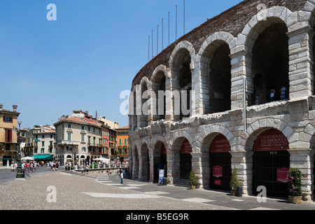 L'Arène (apmphitheater) dans la Piazza Bra, Vérone, Vénétie, Italie Banque D'Images