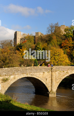 Dinham pont traversant la rivière teme à l'automne, soleil avec Ludlow Castle dans l'arrière-plan, Ludlow, Shropshire, England, UK. Banque D'Images