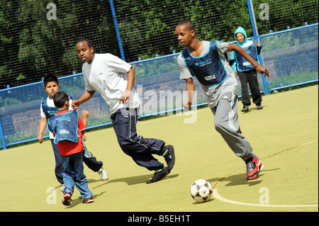 Session de formation de football avec le Bolton Wonderers pour les enfants, Bolton, Greater Manchester, UK Banque D'Images