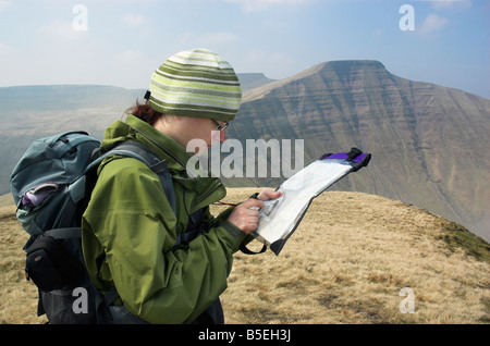 Une marchette en regardant une carte dans les Brecon Beacons Banque D'Images