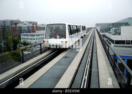 Navette entièrement automatisé 'train' entre les bornes à l'aéroport de Francfort, Allemagne Banque D'Images