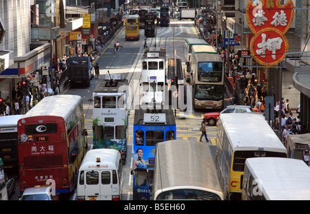 Les bus et les tramways sur Des Voeux Road Hong Kong Banque D'Images