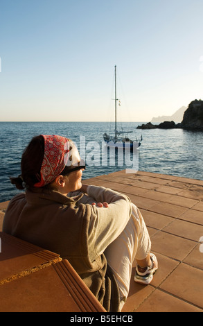 Montres femme voilier ancré dans la baie près de Altea Costa Blanca, sur la côte méditerranéenne espagnole Banque D'Images
