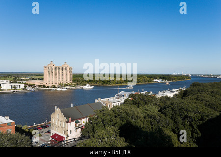 Vue sur la rivière Savannah de Bay Street à l'hôtel Westin Resort sur la banque loin, Savannah, Georgia, USA Banque D'Images