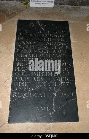 Pierre tombale de Dom Pérignon commémorative à l'Église près de Hautvilliers Epernay France Vertical. 50692 Epernay2005 Banque D'Images