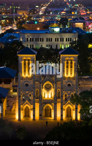 La Cathédrale San Fernando à la tombée de la nuit, San Antonio, Texas. Banque D'Images