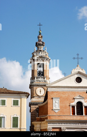 Architecture du 14e siècle la belle hilltown fortifiée historique de Jesi dans les Marches, Italie Banque D'Images