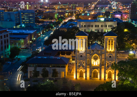 La Cathédrale San Fernando à la tombée de la nuit, San Antonio, Texas. Banque D'Images