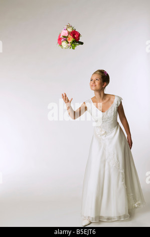 Jeune mariée bouquet de mariée jetant Banque D'Images