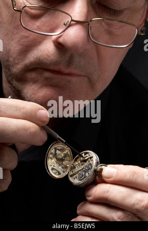 La réparation d'une ancienne montre de poche Banque D'Images