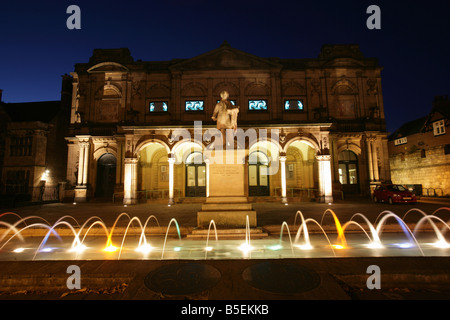 Ville de York, en Angleterre. Vue nocturne de la William Etty statue et Edward Taylor conçu York City Art Gallery. Banque D'Images