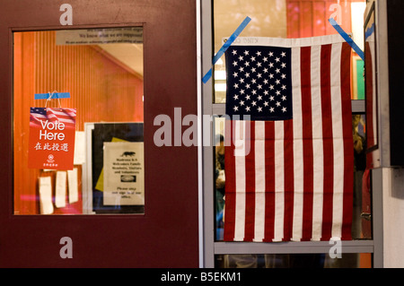 Novembre 4th, 2008. USA, Seattle, WA. Entrée du bureau de vote le jour de l'élection présidentielle élection générale en Amérique du Nord. Banque D'Images