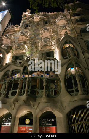 La Casa Batlló, Barcelone, Catalogne, Espagne la nuit avec la lumière montrant outre de cette création par Antoni Gaudi Banque D'Images