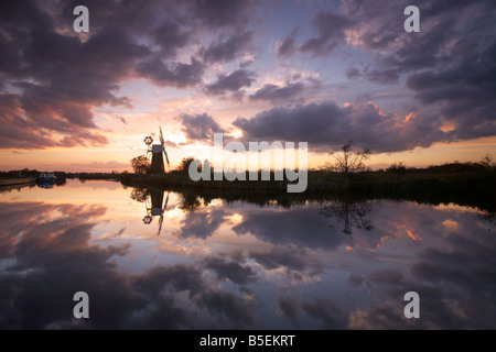 Coucher de soleil spectaculaire reflétant dans la rivière Ant sur les Norfolk Broads, UK Banque D'Images