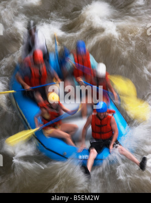 Rafteurs sur l'Ocoee River dans la région de East Tennessee droit a été tourné avec une vitesse d'obturation lente pour montrer circulation Banque D'Images