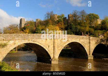 Dinham pont traversant la rivière teme à l'automne, soleil avec Ludlow Castle dans l'arrière-plan, Ludlow, Shropshire, England, UK. Banque D'Images