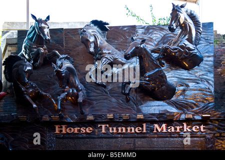 Londres Camden Stables , marché , le cheval historique marché Tunnel Entrée avec metal chevaux de bronze sculpture disposent d Banque D'Images