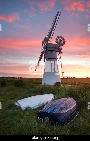 Un spectaculaire lever du soleil d'été sur le Moulin Derrière Thurne Norfolk et Suffolk Broads Banque D'Images